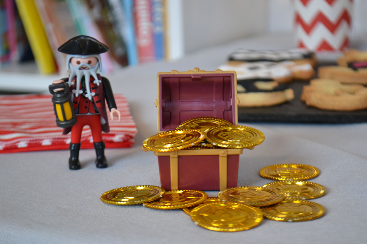 playmobils pour décorer la table pirate avec pièces d'or